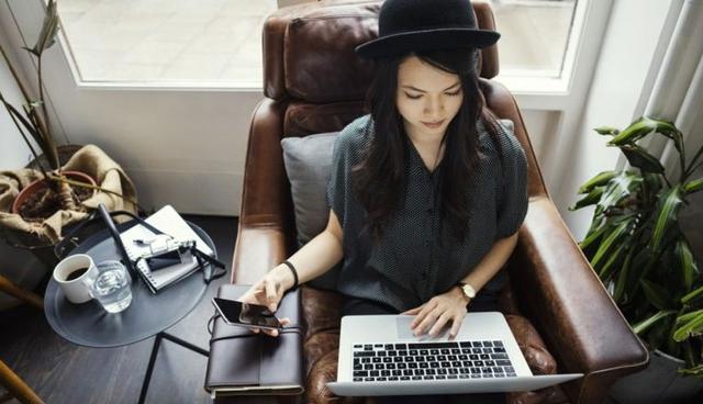 FOTO 2 | 2. Embajador de una marca. ¿Has visto a estos jóvenes guapetones, extrovertidos y amigables que regalan productos en el campus? Esa gente es embajadora de una marca y les pagan por regalar cosas en fiestas, eventos o en el día a día de las universidades. En ocasiones estos trabajos involucran algo de ventas, pero es un trabajo flexible de medio tiempo que en Estados Unidos puede pagar $16 dólares la hora. (Foto: Getty)