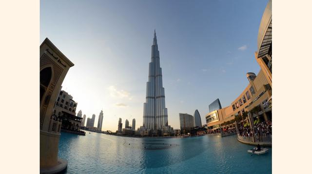 Burj Dubai, 2717 pies, Dubai (2010 hasta la actualidad). Situado en el corazón de Dubai, Burj Dubai tiene el récord de edificio más alto y estructura libre en el mundo. El rascacielos cuenta con un gimnasio de cuatro plantas y un club de recreo, habitacio