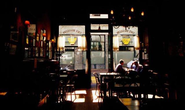 Café Brasilero (Montevideo, Uruguay). Como muchas de las cafeterías que abrieron sus puertas durante la segunda mitad de siglo XIX, el actual Café Brasilero, el más antiguo de Montevideo, reabrió en 2008 tras ser reformado. Situado en el casco antiguo, es