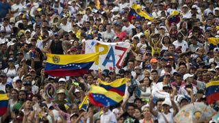 Miles vestidos de blanco llegan a concierto en la frontera con Venezuela