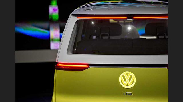 El I.D. Buzz puede recorrer hasta 270 millas (430 kilómetros) sin recargarse, tiene capacidad para hasta ocho butacas y una función para conducción completamente autónoma, según el fabricante de autos. Un volante retractable se pliega dentro del tablero c