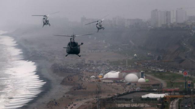 Los primeros en aparecer en el cielo gris de Lima fueron los helicópteros de la Marina. (Foto: ANDINA)