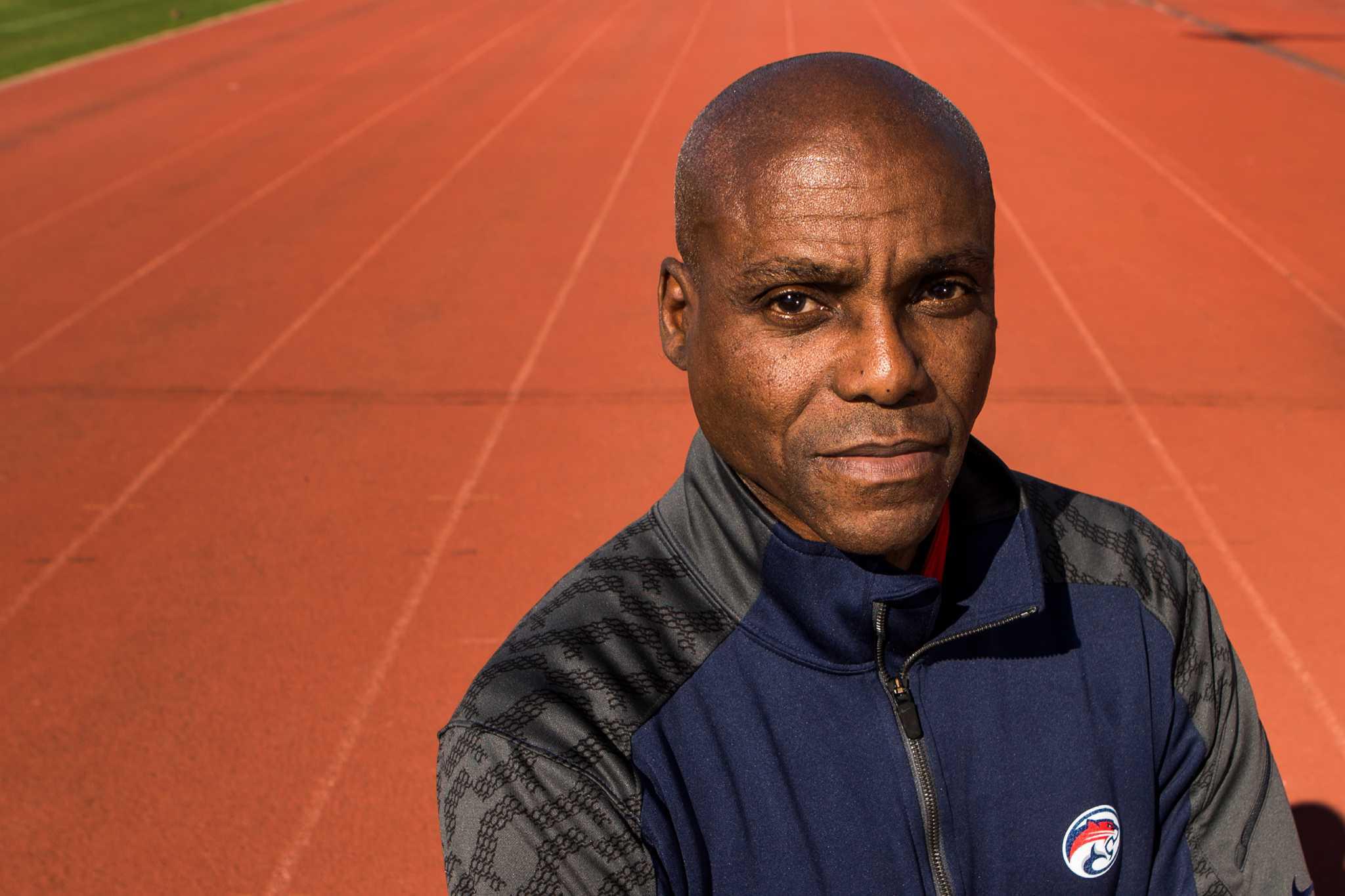 Carl Lewis posa para una fotografía en la pista de la Universidad de Houston. ( Brett Coomer / Houston Chronicle )