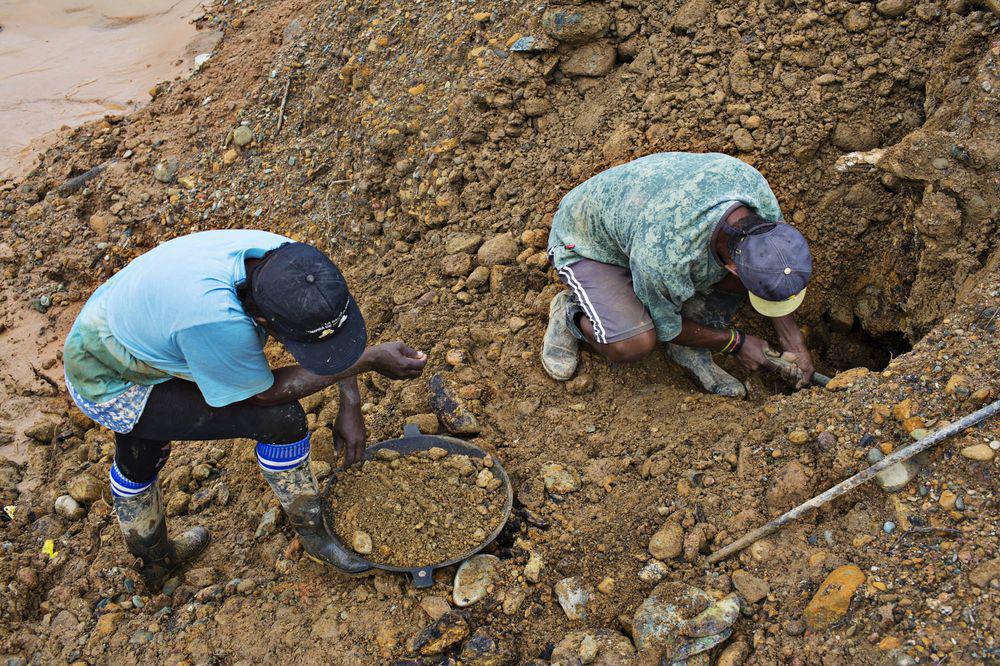 Mineros ilegales en Quibdo, Colombia.