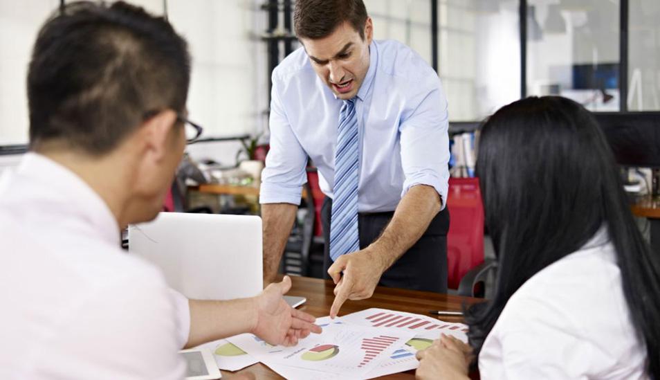 Foto 1 | PREPÁRATE PARA LUCHAR. Si te encuentras en un ambiente en el que el acoso es una práctica del día a día, tienes dos opciones: intentar esconderte en un rincón o levantar la voz para dejar claro que no estás dispuesto a tolerarlo. Hacerlo requiere de valor y de seguridad en ti mismo, sobre todo cuando eres el nuevo, el diferente o (por increíble que parezca) el que ha cumplido con su trabajo. Esto se vuelve aún más complicado cuando el acosador es tu superior o, peor aún, el dueño de la empresa. Sin importar quién sea tu interlocutor, levantar la voz ayuda a dejar claro cuáles son tus límites y sirve como advertencia: si alguien los transgrede vas a defenderte. (Foto: entrepreneur)