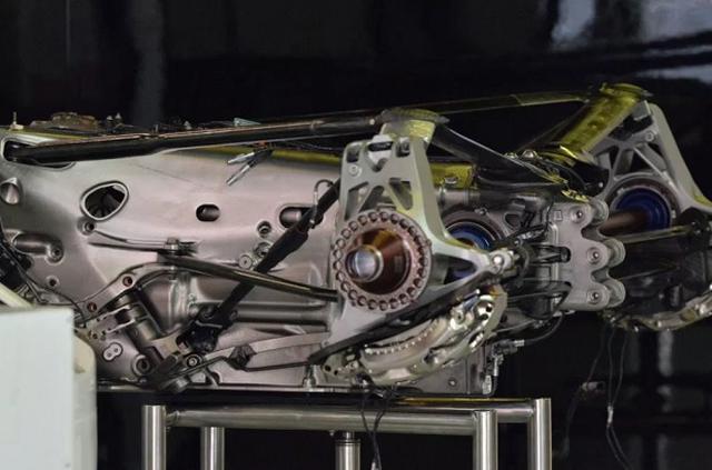 Foto 7 | Caja de cambios. Costo estimado de US$ 504,000. Los europeos la llaman caja de cambios y los estadounidenses transmisión. Con los años esta parte ha evolucionado desde un simple clutch de transmisión longitudinal a una sofisticada caja hidráulica de engranajes.
El más pequeño error en el sistema de cambios puede bloquear las ruedas traseras y ocasionar que el piloto pierda el control. La elaboración de una caja de cambios suele estar rodeada de mucho secretismo. Cada uno de sus 400 componentes son hechos a la medida para cada vehículo (Foto: Formula1).