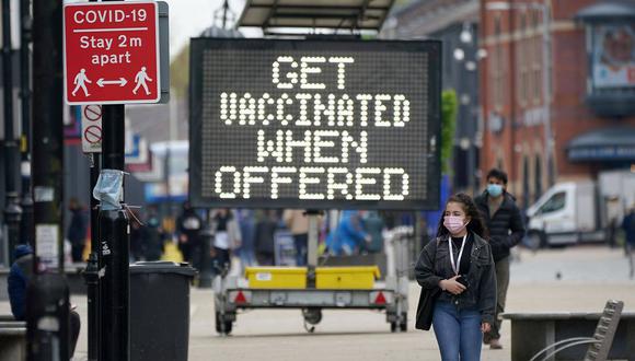 EE.UU., Reino Unido e Israel se encuentran entre los países con más personas vacunadas del mundo, sin embargo, todos han experimentado aumentos repentinos de casos de COVID.