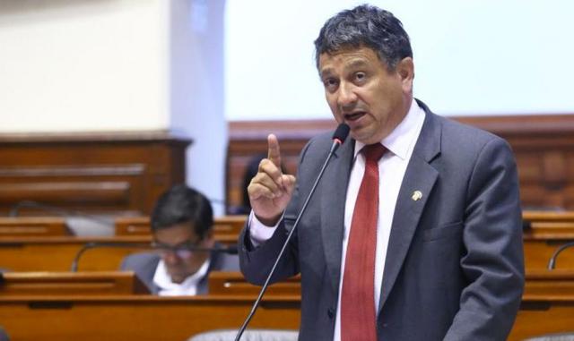 FOTO 5 | 5.- Guillermo Bocángel. “De quién va a ser la mesa, va a ser nuestra. Entonces tú tienes 5 chambitas, de 3 chambitas, de 6. Tú vas a manejar la mesa. Vas a manejar contratos. Le vamos a quitar la administración del Congreso. La presidencia ya no va a ser de Fuerza Popular, eso sí date por seguro. Y qué pasa, manejas contratos, por allí, pues, vigilantes, no sé, administrativos”, le dijo el congresista fujimorista Guillermo Bocángel a su colega en Moisés Mamani revelando que los negocios por un voto a favor de la no vacancia presidencial pasaban por “manejar contratos”.

 En la fiscalía de Huánuco, Bocángel tiene en su contra varias denuncias por usurpación de funciones, abuso de autoridad, peculado, entre otros.