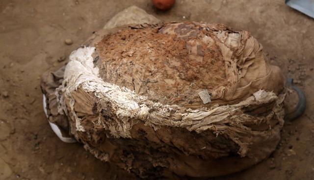 FOTO 11 | Entre esos hay uno que llama especialmente la atención por tener más telas que los demás, un fardo tan suntuoso que recuerda al único precedente de entierro inca descubierto en las pirámides de Túcume, correspondiente al último gobernador inca de esa área. (Foto: AFP)