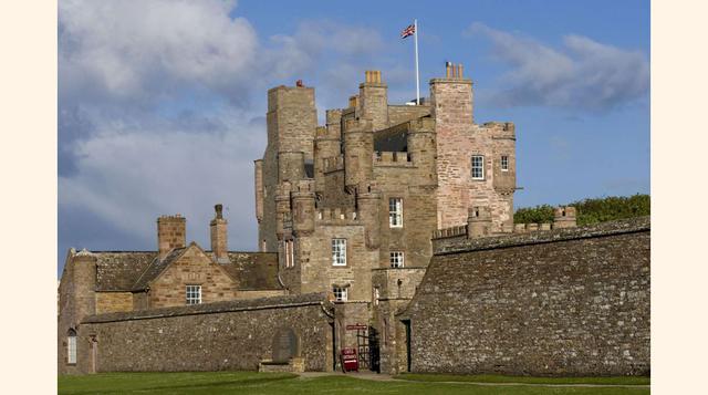 Castillo de Mey, Reino Unido. Cautivada por su belleza, la reina Isabel restauró el Castillo de Mey en 1952. La Reina Madre pasó muchos veranos en este pintoresco castillo y en sus jardines, hasta que fue cedido a la Fundación del Castillo de Mey en 1996.