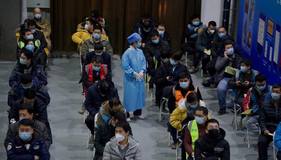 Esta foto de archivo tomada el 15 de enero de 2021 muestra a personas esperando en sillas después de ser inoculadas con una vacuna Covid-19 en el Museo de Planificación Urbana Chaoyang en Beijing. (Noel CELIS / AFP).