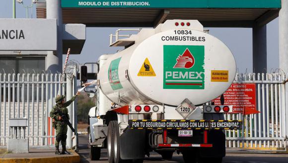 Pemex, la mayor empresa de México, requiere incrementar sus inversiones para revertir un prolongado declive de su producción, que cayó de 3.4 millones de barriles diarios en el 2004 un promedio de 1.7 millones en la actualidad. (Foto: EFE)