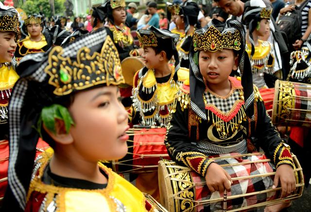 FOTO 13 | Jóvenes de Bali se preparan para participar en un desfile cultural de un festival para celebrar el Año Nuevo en Denpasar. (Foto: AFP)