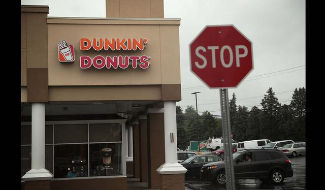 FOTO 6 | Dunkin’ Donuts
Número estimado de franquicias: 12.000
Cuota inicial: $40.000-$90.000  (unidad independiente)
Inversión inicial estimada: $250.000-$1,7 millones  (unidad independiente)
Cuota de servicio: 5.9% de las ventas netas
Cuota por publicidad: 5% de las ventas netas
(Foto: AFP)