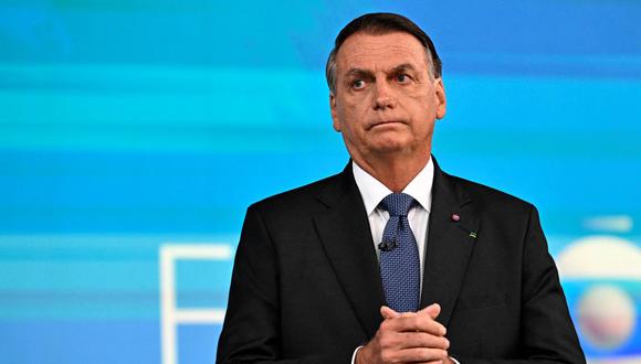 El presidente de Brasil y candidato a la reelección por el Partido Liberal (PL), Jair Bolsonaro, gesticula antes del inicio del debate televisivo en el estudio de Globo TV en Río de Janeiro, Brasil. (Foto por MAURO PIMENTEL / AFP)