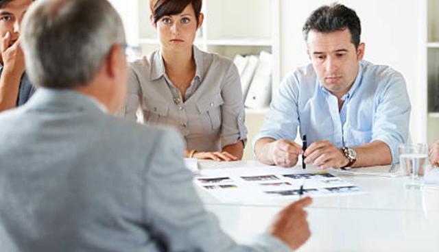 FOTO 5 | 5. Ser incongruente. Algunos gerentes se sienten por sobre las reglas y valores de la empresa, incluso las defendidas por su boca... ¿Exiges a tu equipo que llegue temprano a trabajar pero tú sueles llegar tarde? ¿Les pides que se apeguen a los procedimientos de trabajo pero tú continuamente los evades?