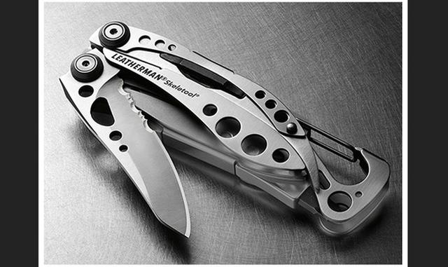22.	Leatherman Skeletool: Leatherman será como la mano derecha de papá. Fabricado en acero inoxidable, esta práctica herramienta ofrece todo lo que necesita para un proyecto de casa.