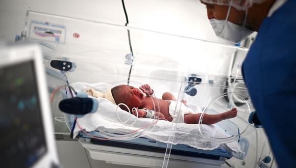 El uso de las fichas de homologación ha impactado en el bienestar de los recién nacidos prematuros y de aquellos que requieren cuidados intensivos.. (Foto referencial, Christophe ARCHAMBAULT / AFP).