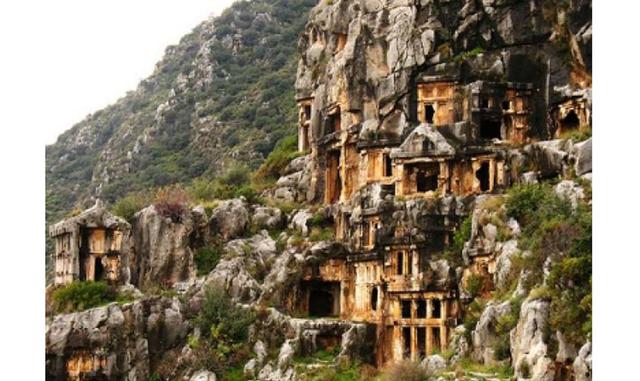 Las tumbas de Licia, en Turquía. Halladas en el pueblo de Dalyan, su objetivo, como en muchas otras culturas politeístas, radicaba en honrar a una deidad en particular con el fin de lograr la gracia de ésta y así ser llevados con prioridad al otro mundo.