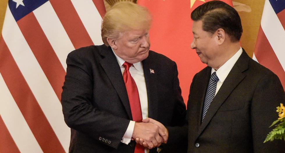 El presidente de los Estados Unidos, Donald Trump, se da la mano con el mandatario de China, Xi Jinping, al final de una conferencia de prensa en el Gran Salón del Pueblo en Beijing. Imagen del 9 de noviembre de 2017. (Fred DUFOUR / AFP).