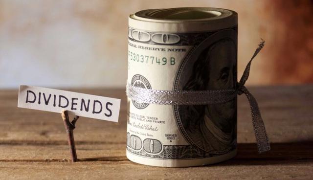 FOTO 14 | 14. Compra acciones de la bolsa.Las acciones de dividendos son una gran forma de generar ingresos pasivos. Y no tendrás que venderlas para generar el ingreso, sin embargo, necesitarás comprar una cantidad importante de acciones para ver un flujo de ingreso saludable.

Investiga bien y asesórate sobre cuál sería la mejor forma de invertir tu dinero. No necesitas saberlo todo desde el principio, pero sí necesitas tener ganas de aprender y de entender cómo se mueven las cosas. (Foto: Shutterstock)