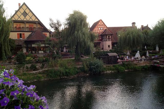 3. L'Auberge de I'ill, Francia. Está en un pequeño pueblo bañado por el Alto Rin perteneciente a la región francesa de Alsacia. L'Aubergue d I'Ill tiene más de 150 años de existencia, y desde sus comienzos, el local fue una casa de com