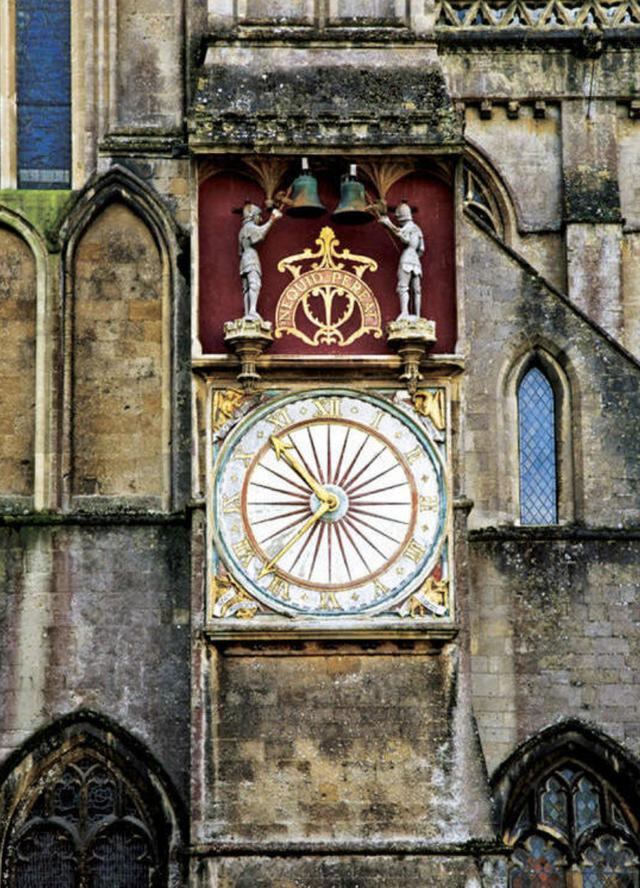 Catedral de Wells, sobre la esfera blanca y gris con números y manecillas doradas, dos caballeros y sus correspondientes armaduras entran en acción cuando tocan los cuartos.