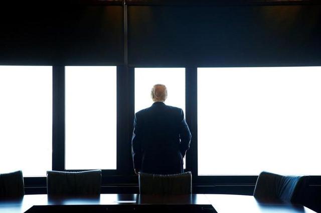 El presidente electo de Estados Unidos, Donald Trump, posa mirando por la ventana en una visita al memorial de la guerra en Milwaukee, Wisconsin. (Foto Reuters)