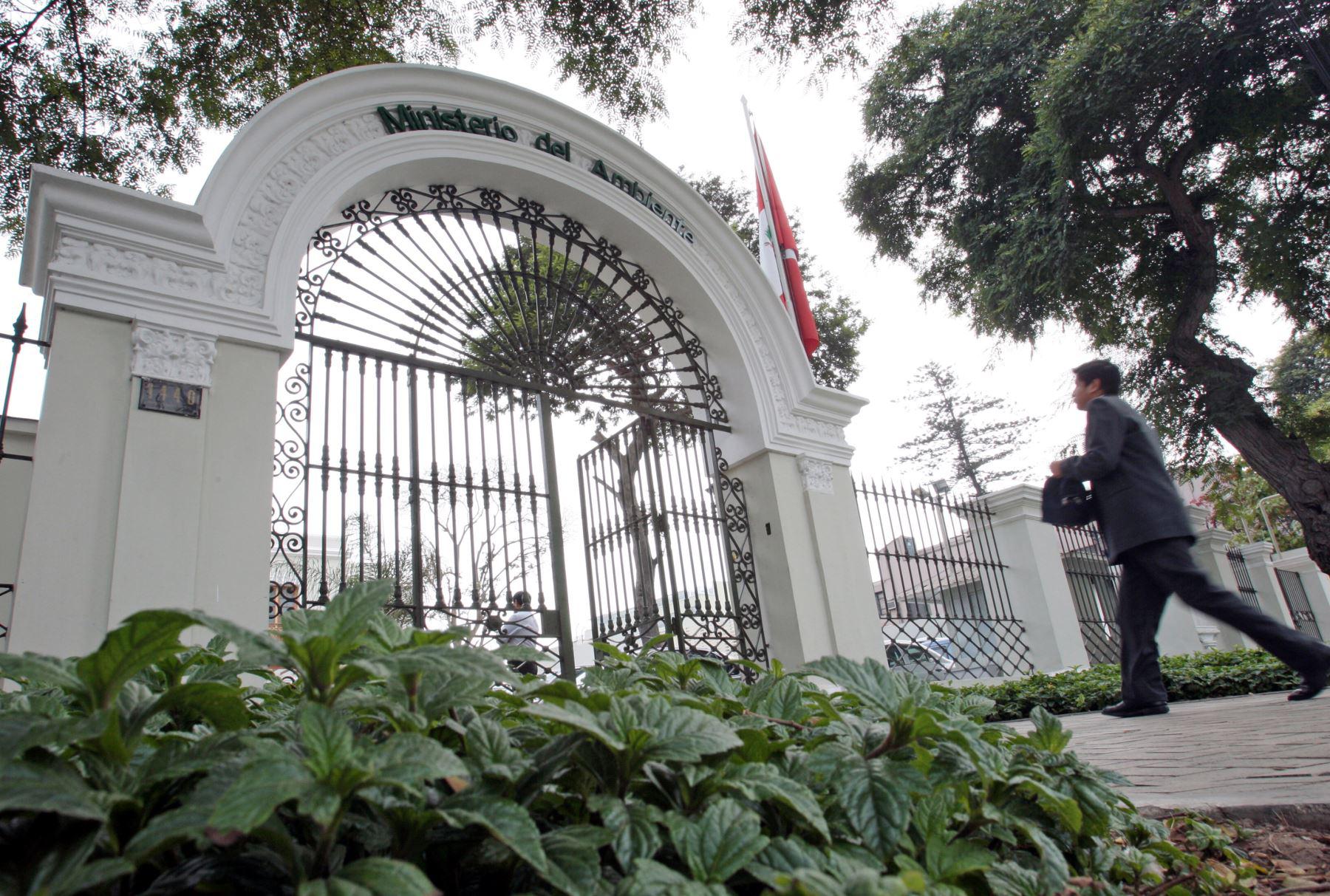 También fue asesora legal de la Dirección General de Aguas y Suelos del INRENA entre 1996 y 1998.