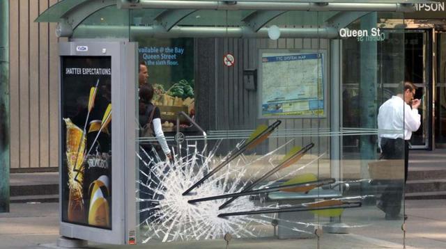 La cidra Strongbow animó un paradero regular para llamar la atención.