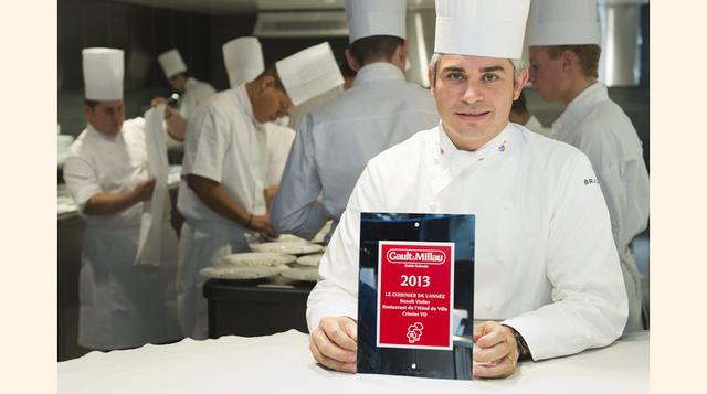 En esta foto tomada el 8 de octubre del 2012, el chef  Benoit Violier posa con su certificado de Chef del año en su cocina en el Hotel de Ville in Crissier, Suiza. (Foto: AFP)
