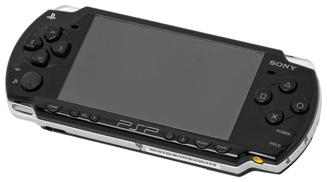 Consolas portátiles. La primera de todas, la PSP, se presentó en 2004. Era una verdadera PlayStation portátil en el sentido de que podía ejecutar juegos potentes. Destacaba por sus peculiares discos UMD que incluso podían contener películas comerciales.