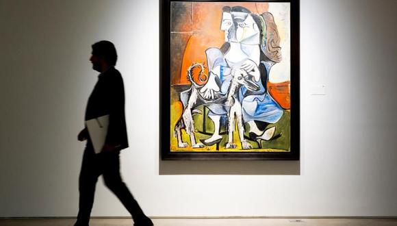 Un hombre camina junto a la obra "Mosquetero con pipa" de Pablo Picasso, que se espera subastar por entre los 20 y los 30 millones de dólares, expuesta en la muestra "Impresionistas y Arte Moderno" en la sala de subastas de Sotheby en Nueva York (Estados Unidos), este viernes. EFE