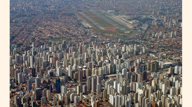 FOTO 7 | Aeropuerto de Cogonhas de Sao Paulo, para mucho es el más peligroso del mundo debido a la cantidad de personas que viven alrededor del mismo. Genial para los que se quejan de que los aeropuertos están muy lejos de las urbes.