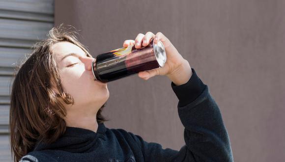 Anunciándose como cero azúcar y veganas, las latas de color neón se encuentran entre un número creciente de bebidas energéticas con niveles elevados de cafeína (Foto: El Mundo)