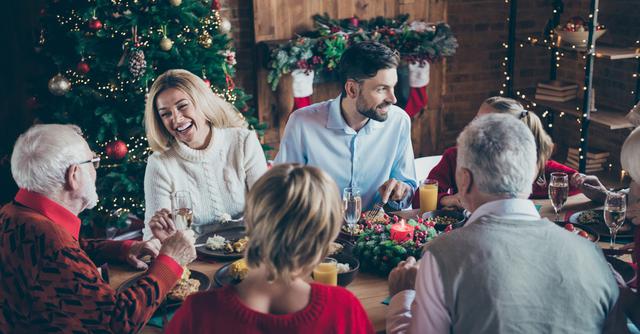 FOTO 7 | 7. Celebrar la temporada compartiendo es la elección predilecta de gastos en vacaciones. (Foto: iStock)