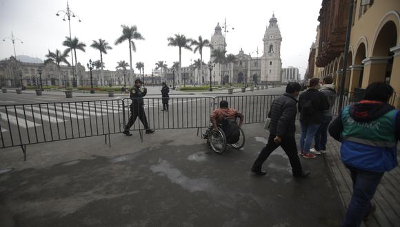 La Plaza Mayor del Centro Histórico de Lima en el Cercado luce con rejas desde las primeras horas de hoy, jueves 19 de enero, para evitar ingreso de manifestantes. (Foto: GEC)
