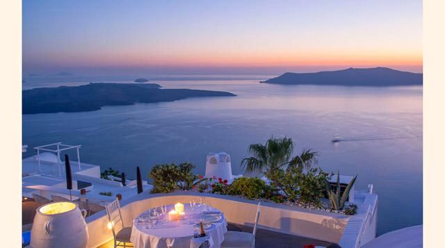 Mill Houses Elegant Suites, Santorini (Grecia). Puntuación: 4,6/5. Este hotel de cuatro estrellas está situado sobre un acantilado en la preciosa isla griega de Santorini y ofrece unas vistas únicas al volcán de la isla. Las 13 suites están equipadas con 