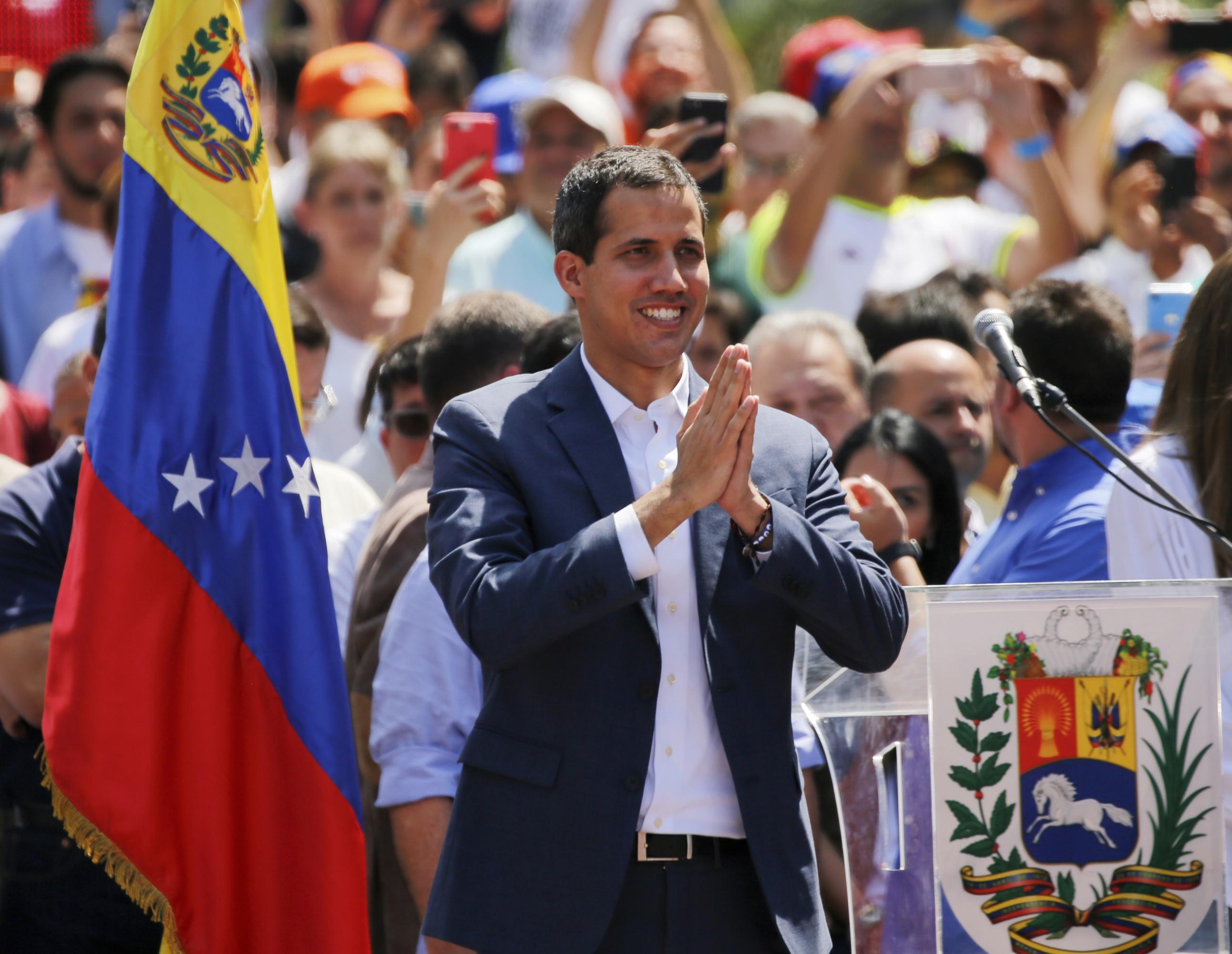 Juan Guaidó avanza en su movilización contra el mandato de Nicolás Maduro. (Foto: AP)