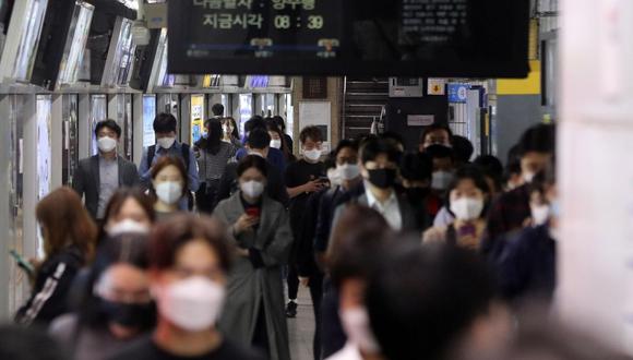 Personas con máscaras caminan en la estación de Seúl en Seúl, Corea del Sur, el 26 de mayo de 2020. (EFE/YONHAP SOUTH KOREA OUT).