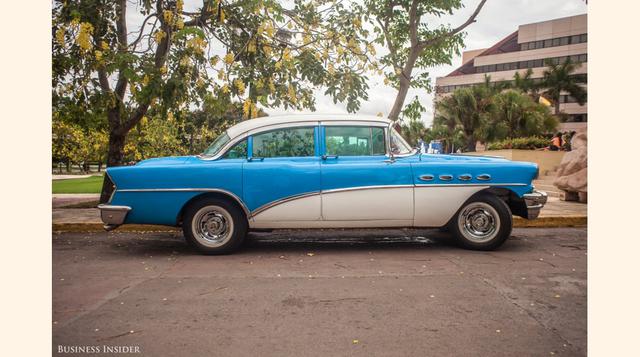 Los conductores estacionan sus coches fuera de los hoteles administrados por el gobierno con el fin de atraer a los turistas. Tener un coche en buen estado es importante para la reserva de un puesto de trabajo. (Foto: businessinsider)