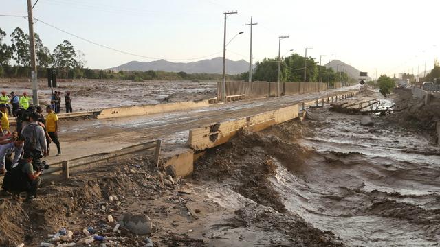 El desborde del río Huaycoloro obligó a las autoridades a cerrar la carretera Ramiro Prialé. (Foto: Andina)