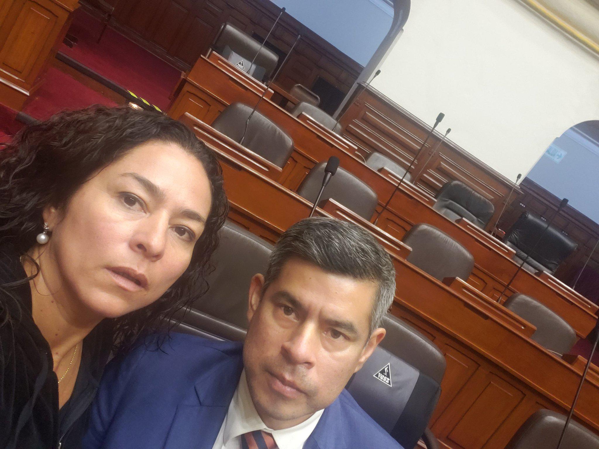 Chacón indicó en su cuenta de Twitter que permanece desde ayer en el Palacio Legislativo "en defensa de la Constitución y la democracia. (Foto: Twitter)