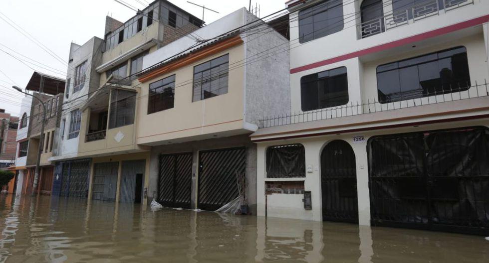 ► Varias zonas del distrito se quedaron sin servicio de agua potable por los trabajos que se realizaron en la tubería matriz. Debido a este suceso, la estación Pirámide del Sol de la Línea 1 del Metro de Lima fue cerrada por medidas de seguridad y reabierta recién luego de 11 meses.  (Foto: Anthony Niño de Guzmán / El Comercio)