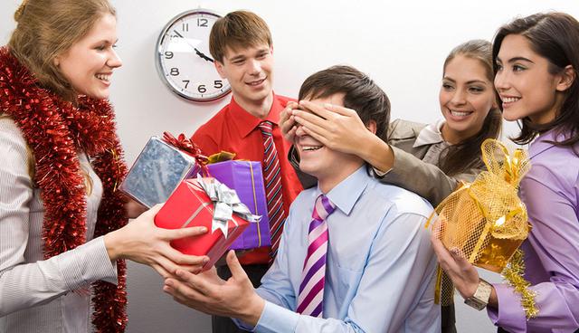 FOTO 4 | 4. Promueve el Iintercambio de regalos. En lugar de dar un regalo a cada uno de los miembros de tu familia, trabajo o grupo de amigos, establezcan un límite de precio y participen en un intercambio. La dinámica es bastante simple y si existe la confianza para dar ideas de lo que cada quien quiere, normalmente todo sale bien.