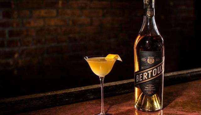 FOTO 14 | Brandy Bertoux. Soñado por Jeff Bell, el gerente general de PDT y Thomas Pastuszak de the NoMad, este brandy de California está hecho a medida para cócteles. Complejo y lleno de aromas frutales y florales cocidos, Bertoux se adapta perfectamente a todo. Es lo suficientemente accesible como para ser el principal mezclador de la barra casera, pero lo suficientemente sabroso como para beber puro. Hace maravillas con los cócteles clásicos de brandy, como el Sidecar y el Vieux Carre, entre otros.