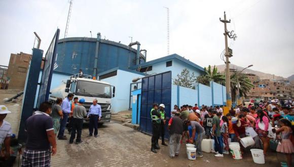 Los vecinos de San Juan de Lurigancho llevan siete días sin tener el servicio de agua en sus casas. (Giancarlo Ávila/El Comercio)