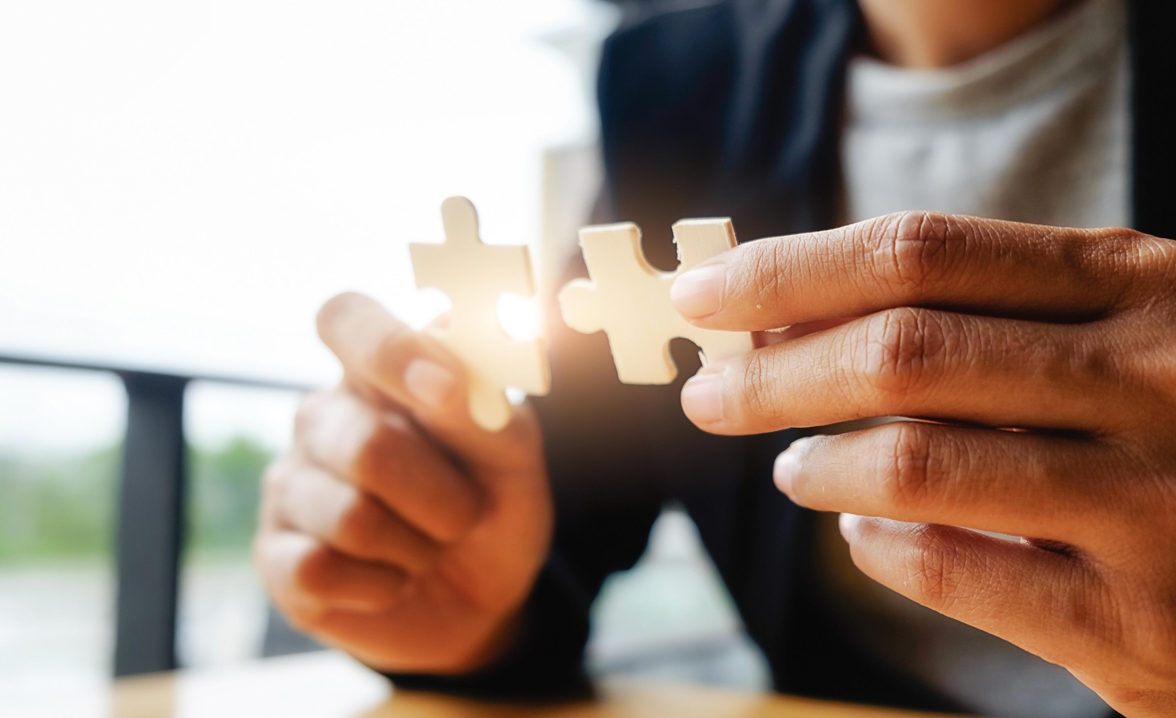 FOTO 1 | 1.    Innovación

Innovar debería convertirse en tu prioridad número uno. Esta cualidad es la que tiene más peso en el inicio de tu trayectoria empresarial, durante la fase de la lluvia de ideas y la planeación. La vanguardia debe estar al frente de todo tu desarrollo de negocios; sin ella, no hay nada que te distinga que las empresas competidoras. Innovar no implica crear una idea completamente nueva; puede significar tomar un modelo antiguo y actualizarlo para un entorno nuevo, o bien, combinar dos ideas previamente independientes. (Foto: Freepik)