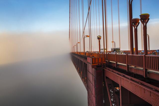 FOTO 1  | Golden Gate (Estados Unidos), fue construido entre 1933 y 1937, por un número indeterminado de trabajadores, 11 de los cuales fallecieron en accidente laboral, y se convirtió en la mayor obra de ingeniería de su época. Cuando se inauguró, el San Francisco Chronicle tituló: “¡Un arpa de acero de treinta y cinco millones de dólares!”. Ahora costaría 1,2 billones americanos.