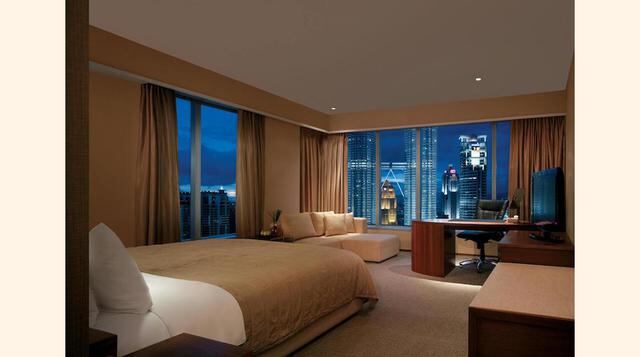 Traders Hotel Kuala Lumpur, Malasia. Este hotel cuenta con un spa con baño de vapor y bañera de hidromasaje para disfrutar de todo el lujo y el confort al máximo. Además, para los más fitness, las instalaciones incluyen una pista de footing de 1,3 kilómet
